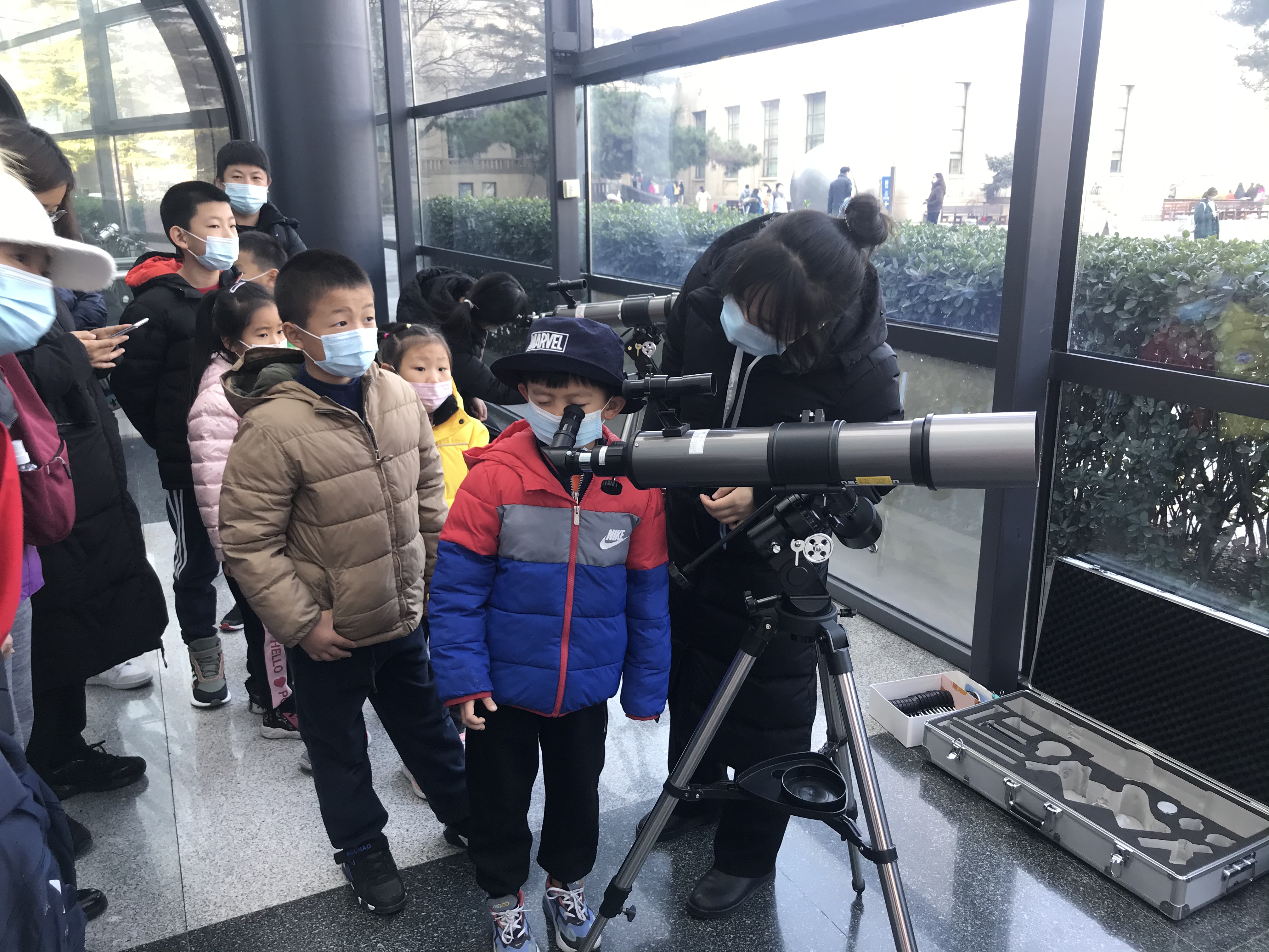 使用望遠(yuǎn)鏡觀測(cè)目標(biāo)物.jpg