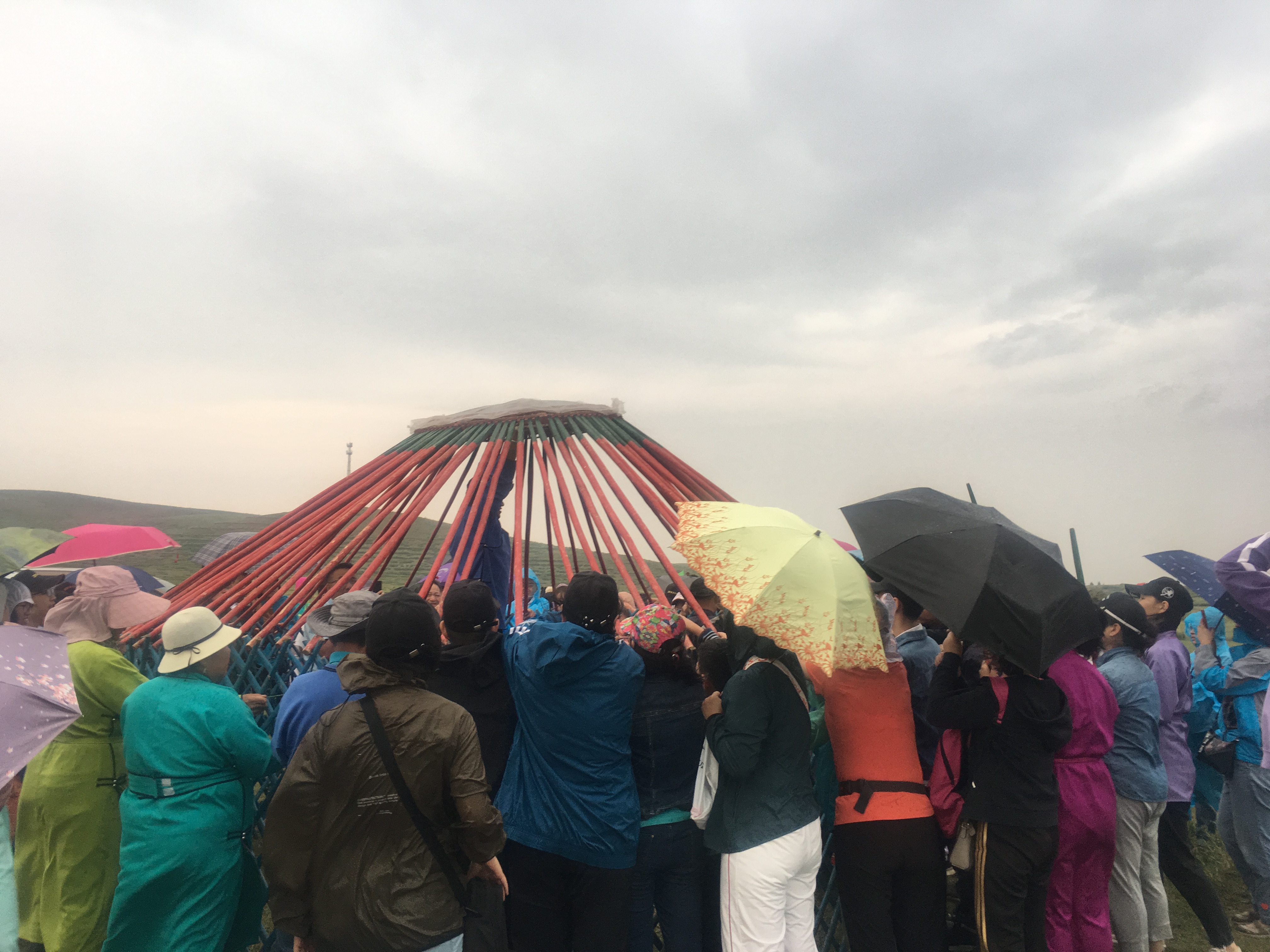 圖4  共同搭建蒙古包.jpg