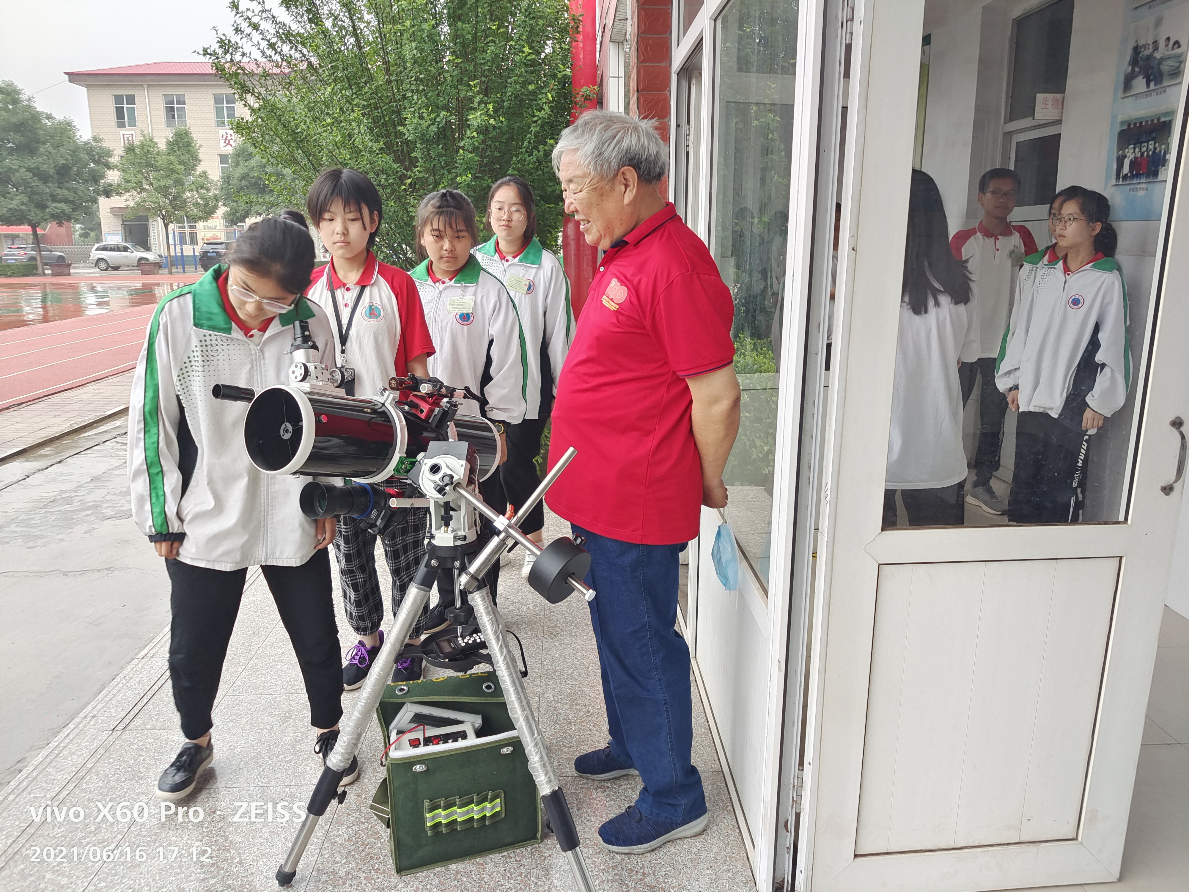 同學們體驗望遠鏡觀測.jpg