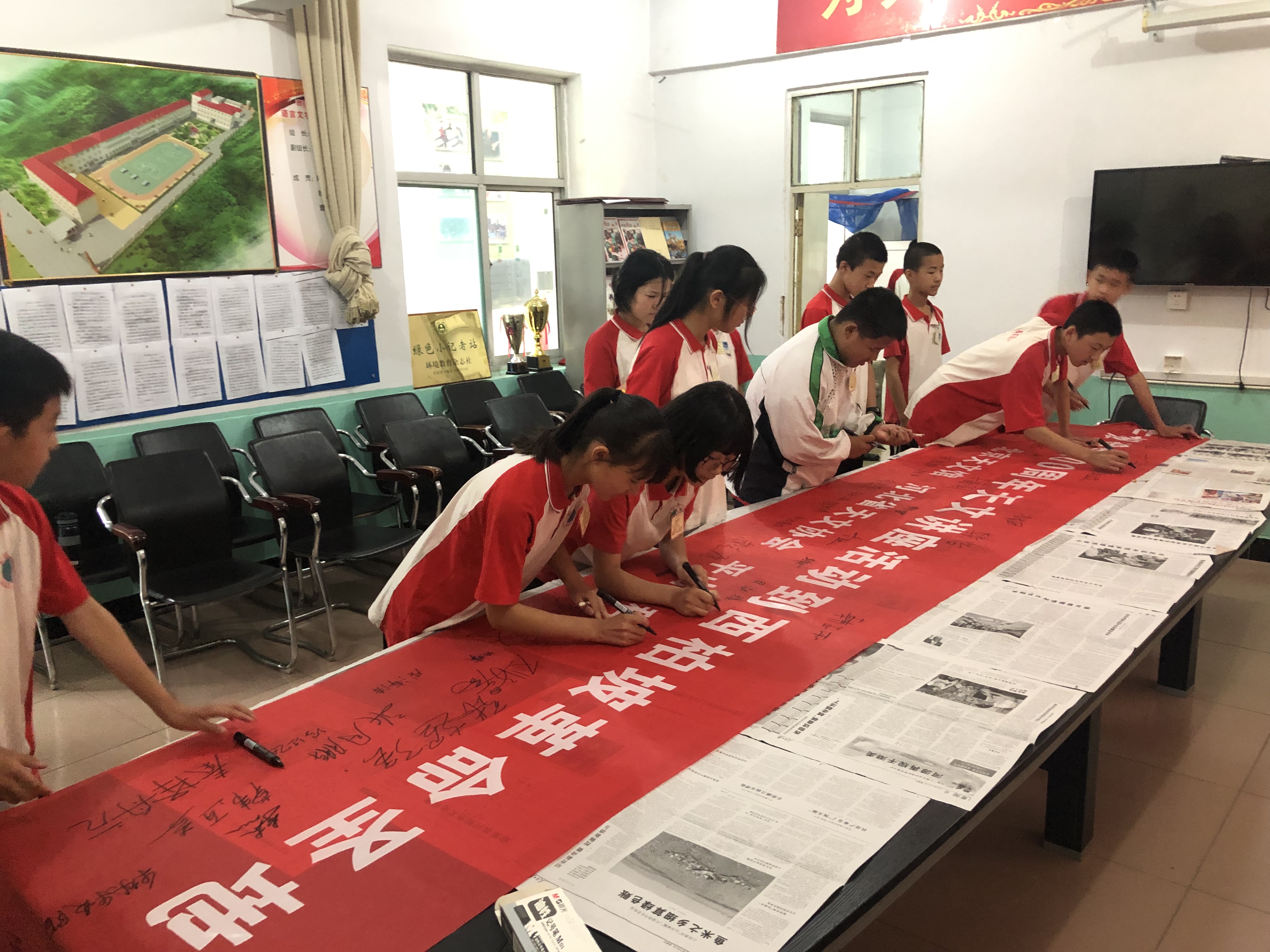 同學們在活動橫幅上簽名留念.jpg