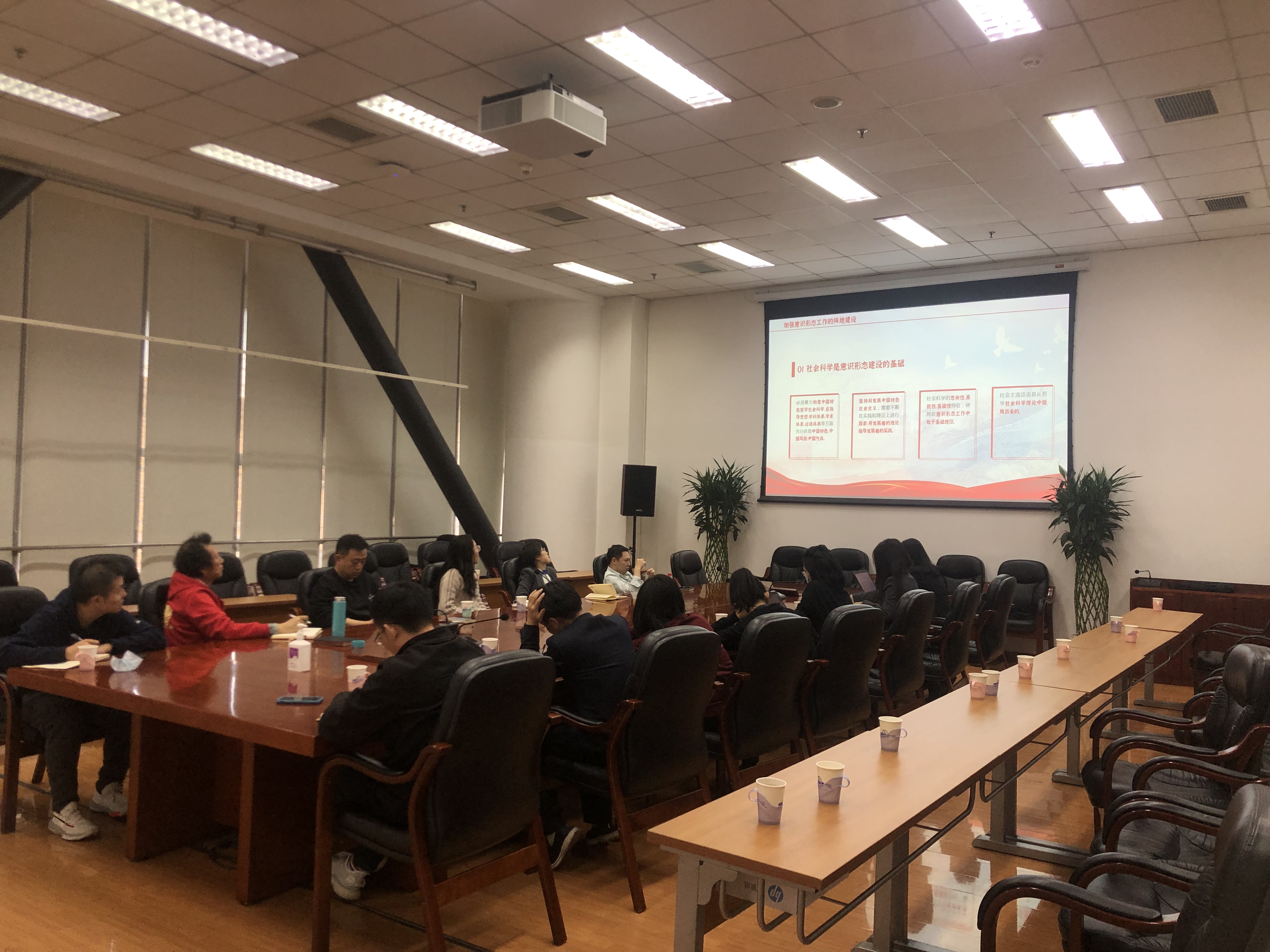 辦公科研雜志支部開展集體黨課學(xué)習(xí)(4).jpg