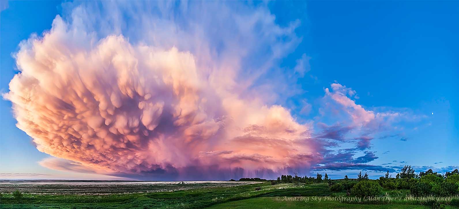 待譯-APOD20220116-thundercloud_dyer_1592.jpg