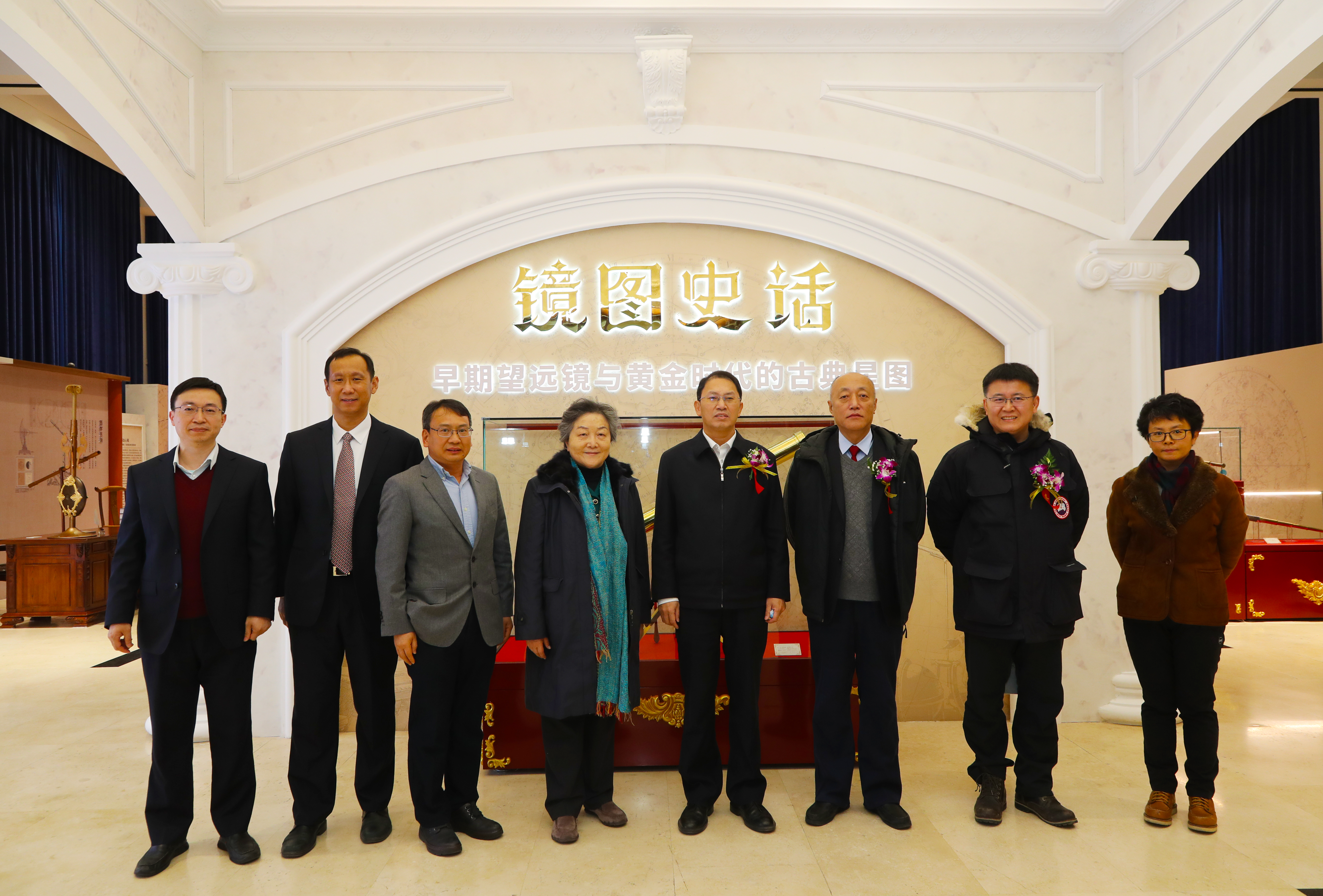 4.嘉賓在展覽《鏡圖史話》前合影.jpg