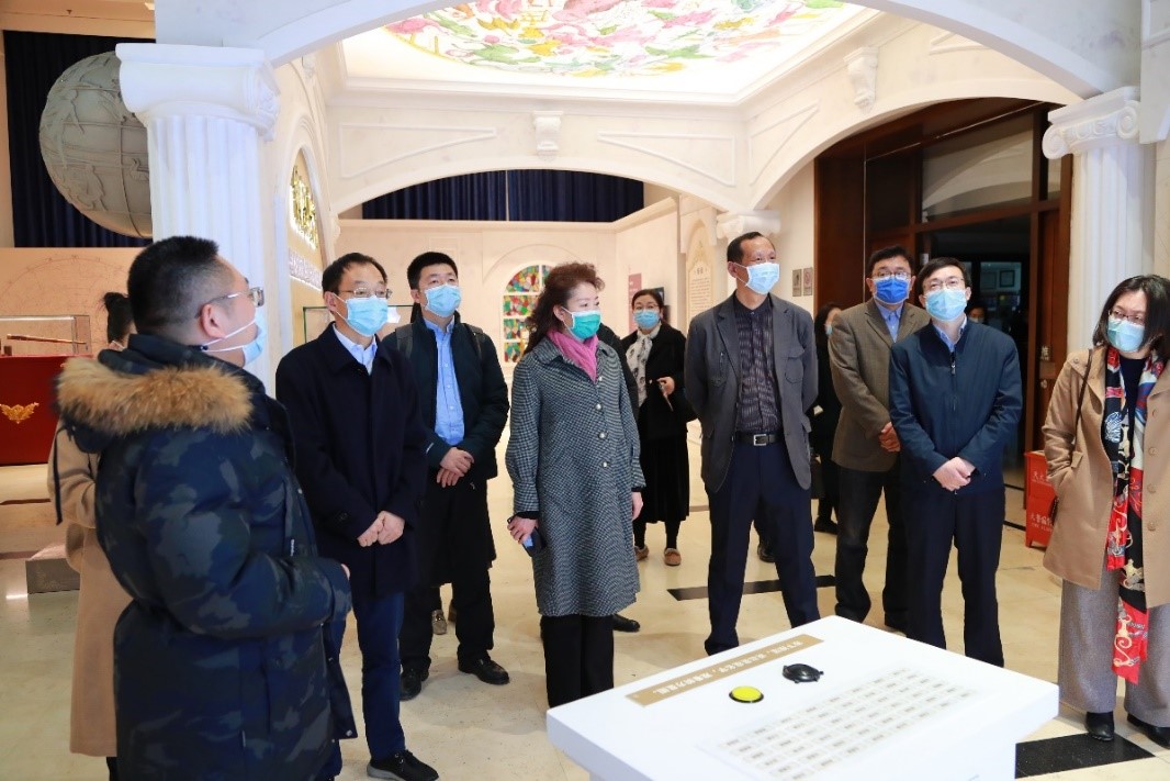 參觀“鏡圖史話”展覽.jpg
