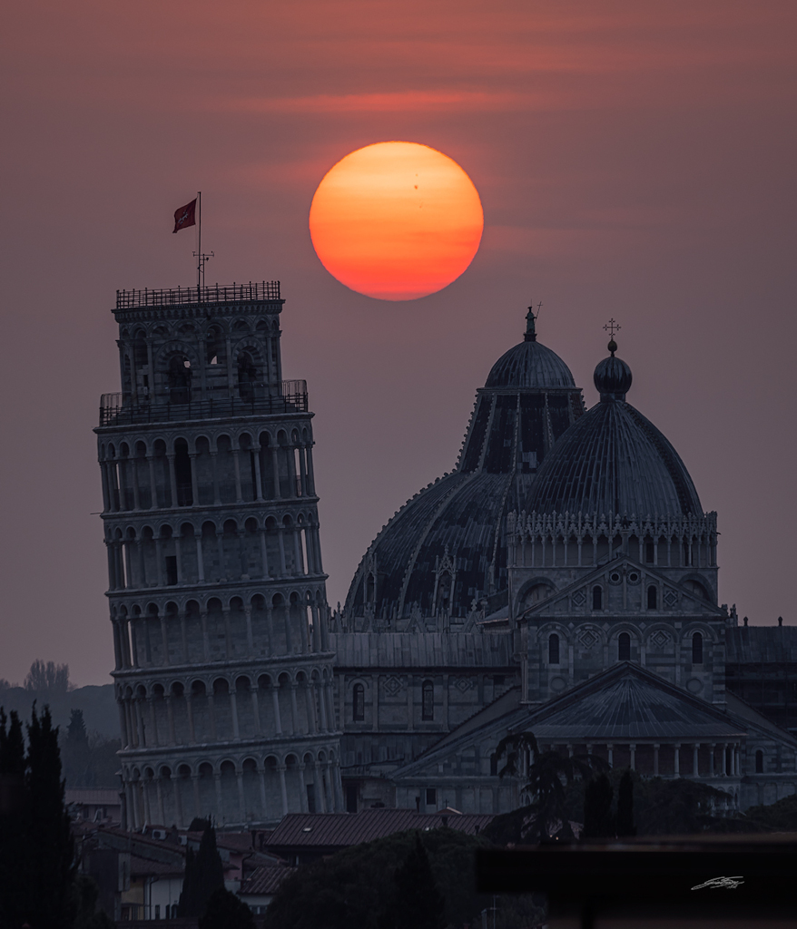 待譯-APOD20220401-sunspotsleaningtowerofpisa1024.jpg