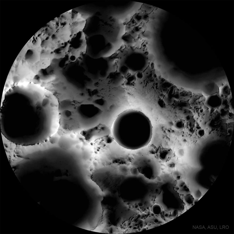 待譯-APOD20220410-SouthPoleShadows_LRO_960.jpg