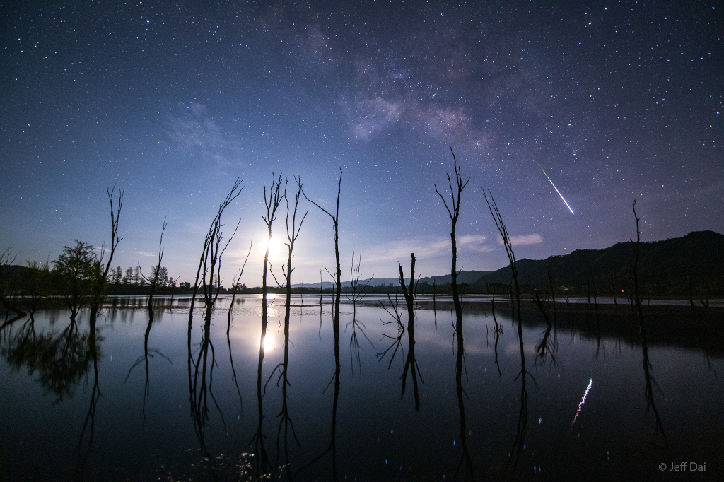 待譯-APOD20220428-LyridoverChinaJeffDai1024.jpg