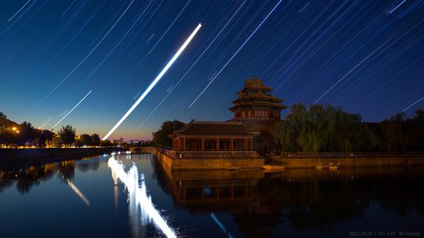 待譯-APOD20220701-Star-trail-of-planets.jpg