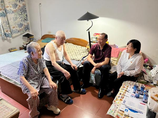 看望慰問離休老黨員周國柱.jpg
