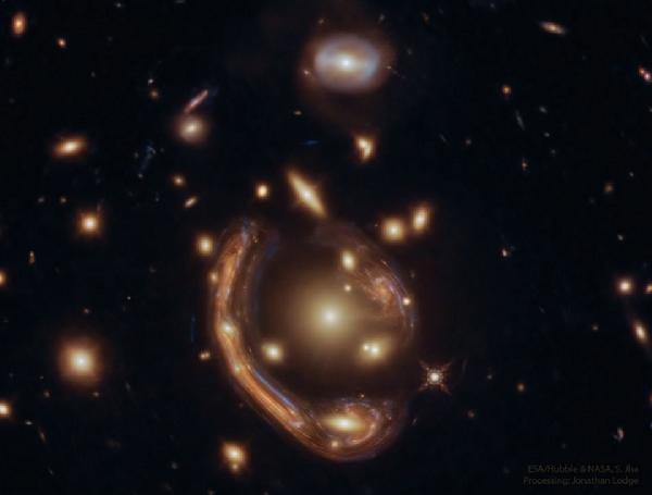 待譯-APOD20220705-MoltenEinsteinRing_HubbleLodge_960.jpg