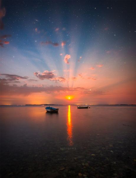 待譯-APOD20220727-CrepuscularMoonrise_Merzyakov_960.jpg
