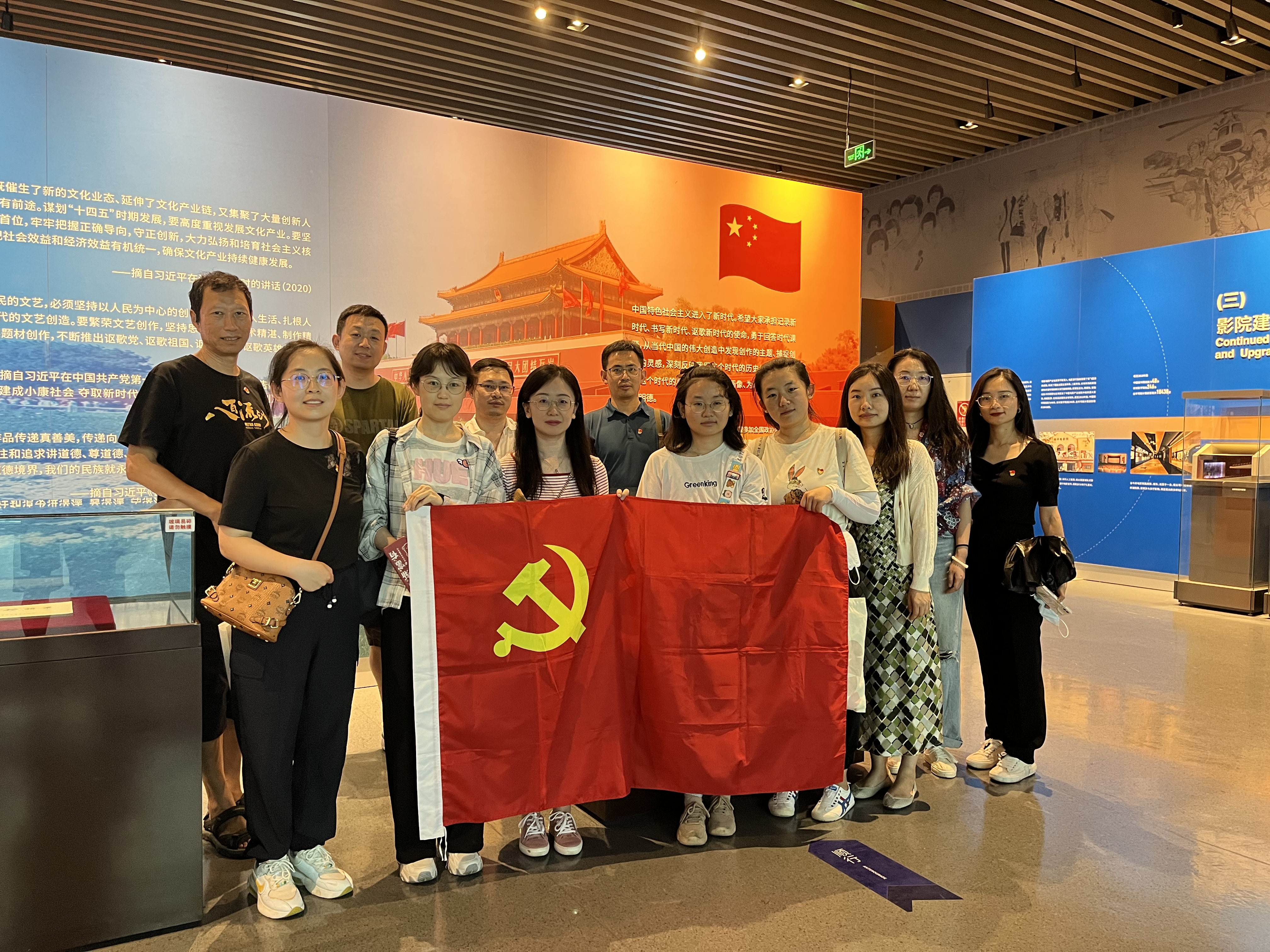 辦公科研雜志支部參觀合影.jpg