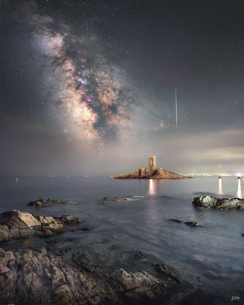 待譯-APOD20220823-MeteorGalaxy_Looten_1000.jpg