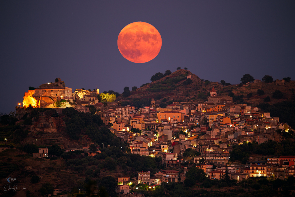 待譯-APOD20220915-HarvestMoonCastiglioneSicily1024.jpg