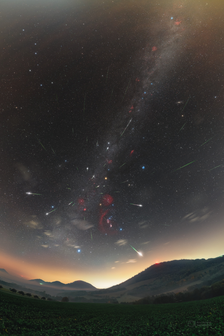 待譯-APOD20221028-2016-2022_Orionids_Pano_1100px_0.jpg
