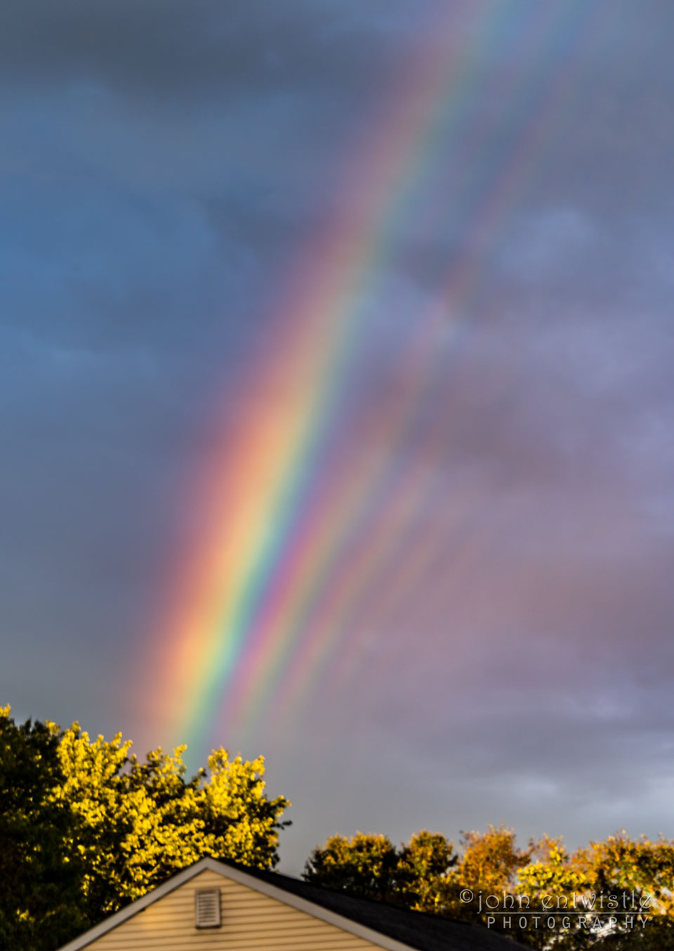待譯-APOD20221127-SupernumeraryRainbows_Entwistle_960.jpg