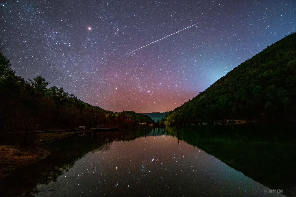 待譯-APOD20221216-GeminidoverBluemoonvalley-1024.jpg