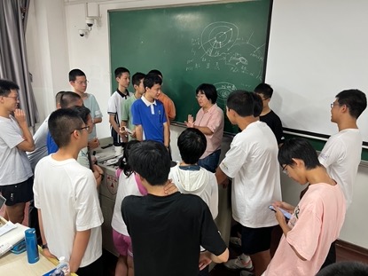 Fig2-同學(xué)們在課間向授課老師積極提問.jpg
