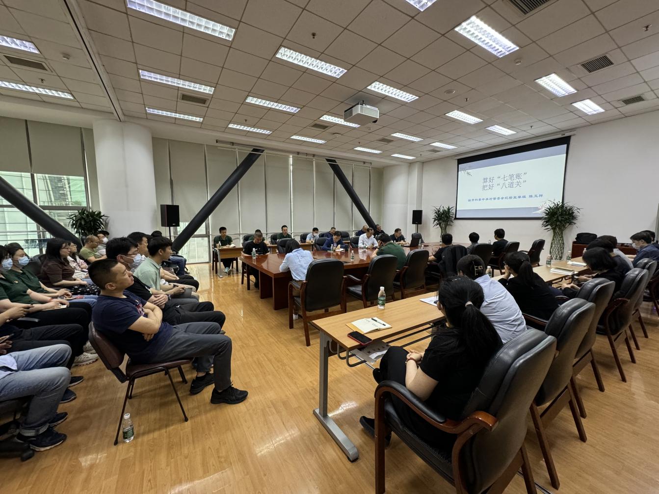 圖片1  會議現(xiàn)場.jpg