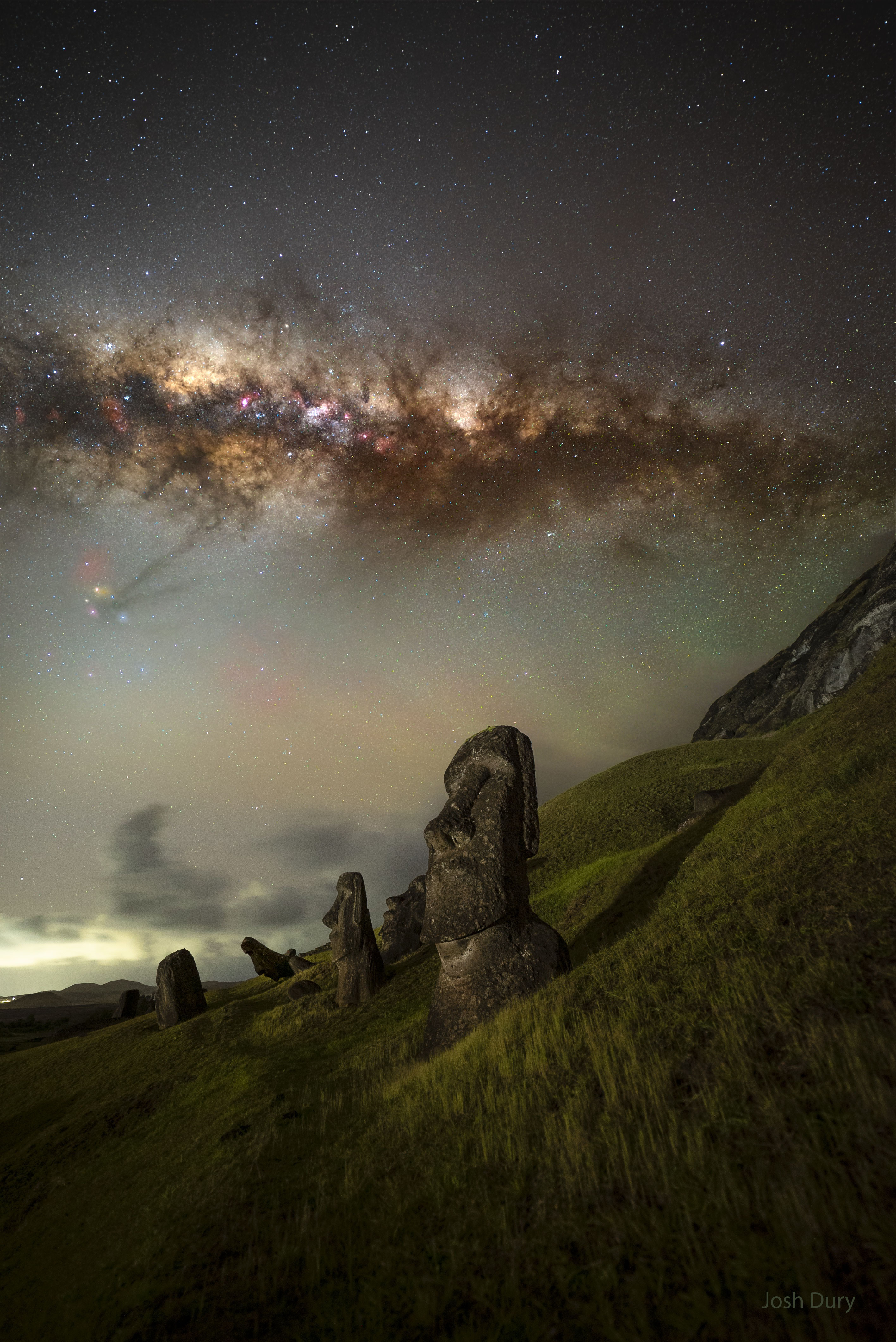 待譯-APOD20241105-IslandMoai_Dury_2831(1).jpg