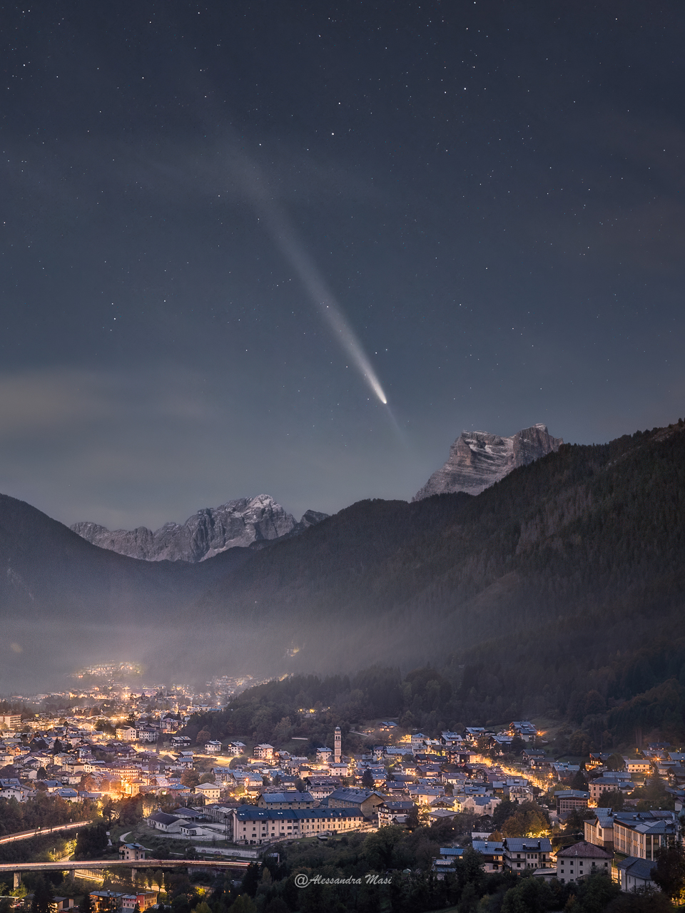 待譯-APOD20241106-CometA3Dolomites_Masi_960.jpg