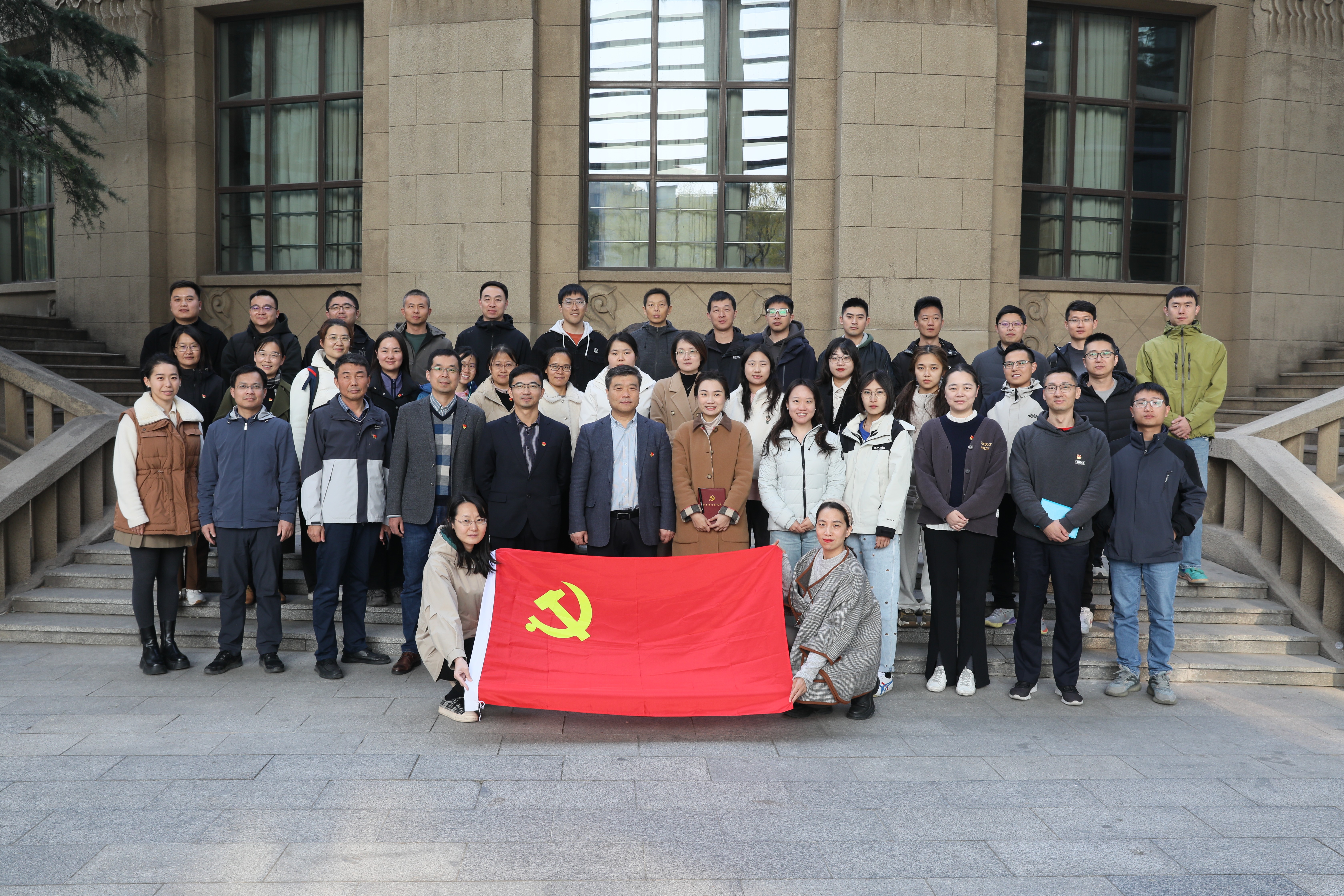 參加活動人員在南丹鐵隕石前集體合影.jpg